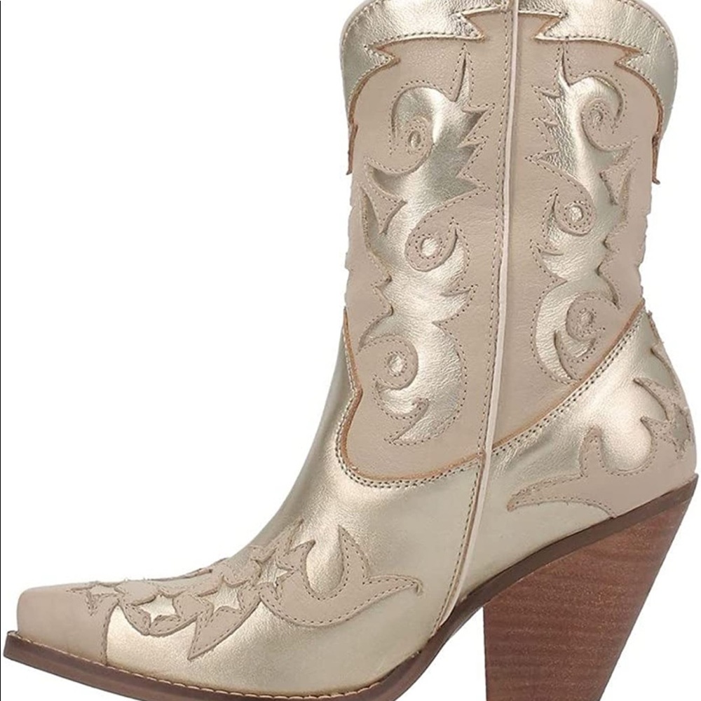 Womens Dingo Radiance snip toe cowboy boots. 2” heel *NEVER WORN* Gold/cream